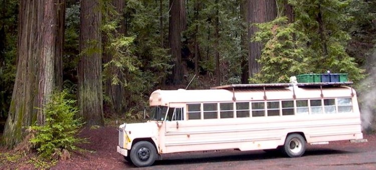 美国旧校车改造成可移动房屋