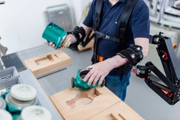 机器人伴侣外骨骼让10公斤的人感觉像1公斤