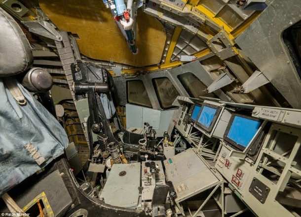 俄罗斯废弃的班车衣架11