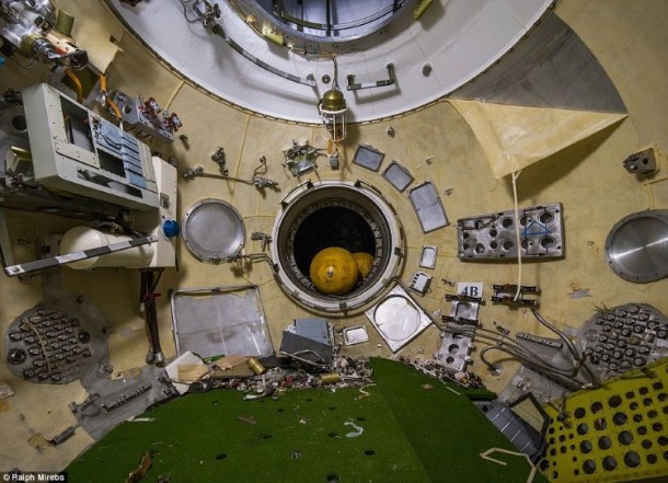 俄罗斯废弃的班车衣架4