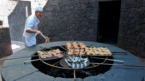 这家餐厅在火山上烤食物6