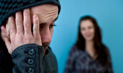 背景中有一个女人