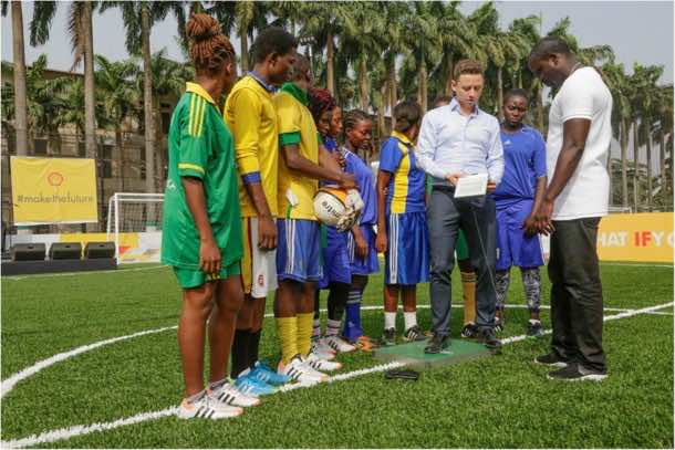 在球场上奔跑，为照明灯提供能量