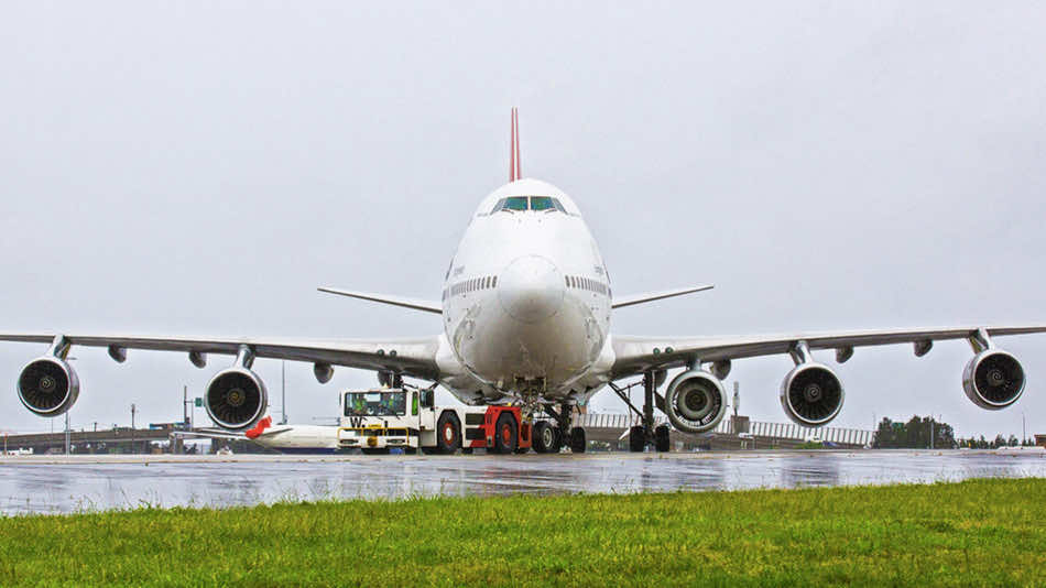 这架747飞机昨天加了第5个引擎飞行