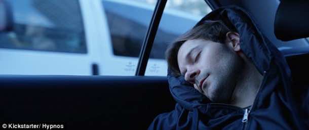 这件连帽衫有一个充气枕头供你睡觉