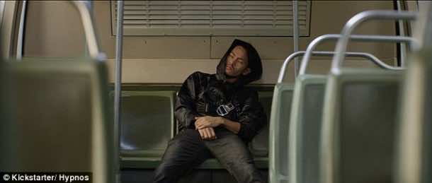 这件连帽衫有一个充气枕头，可以让你睡觉