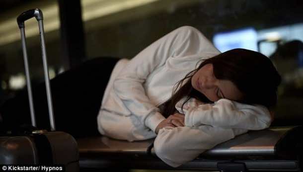 这件连帽衫有一个充气枕头让你睡觉