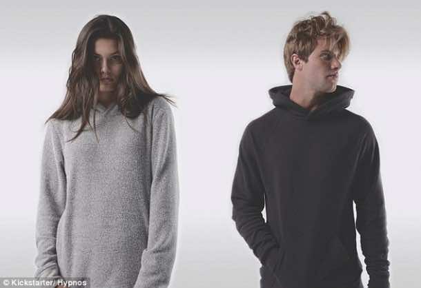 这件连帽衫有一个充气枕头让你睡觉