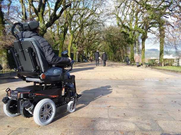 TopChair-S轮椅可以很容易地操纵楼梯8