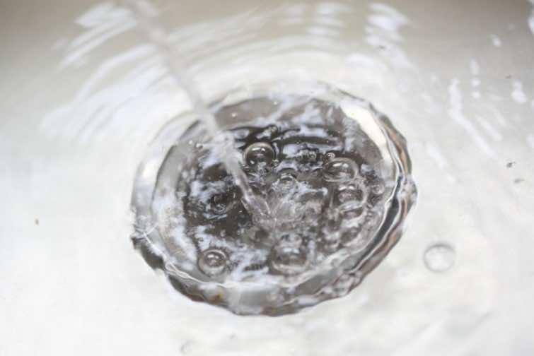 不使用化学物质疏通下水道