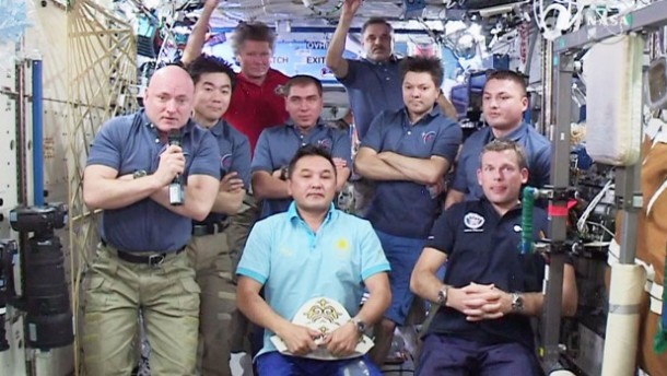 为什么宇航员在太空中总是双臂交叉