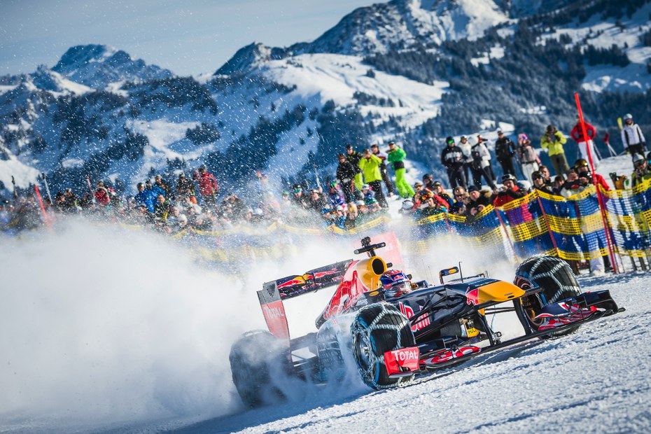 红牛F1汽车在滑雪坡上6