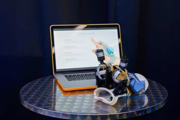 GyroGlove抑制了帕金森患者2受到震动