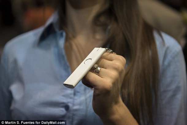 Ili是一个可穿戴语言实时翻译器由Logbar 4