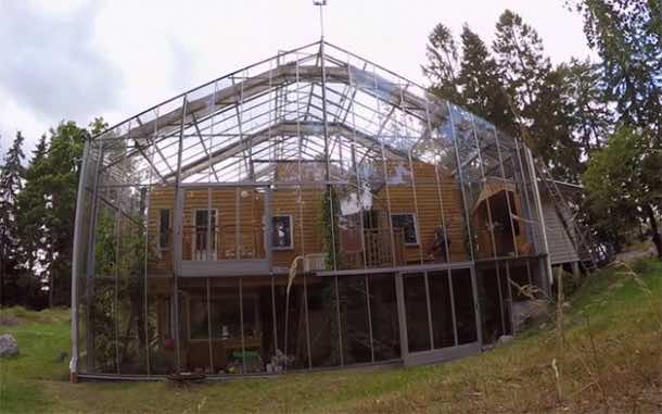 瑞典夫妇在他们的房子周围有一个温室