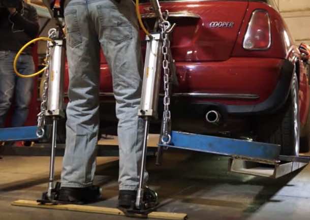 这款自制的Ironman西装能够举起2500磅