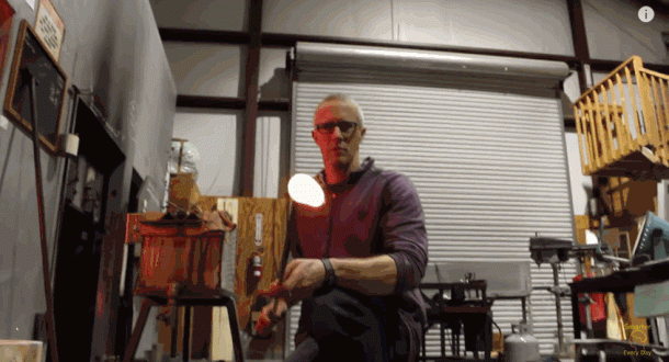 你不能用锤子砸碎这个玻璃灯泡，这就是为什么