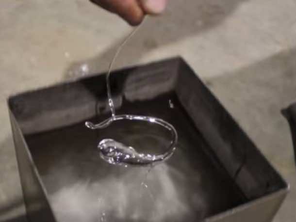 你不能用锤子砸碎这个玻璃灯泡，这就是为什么特色