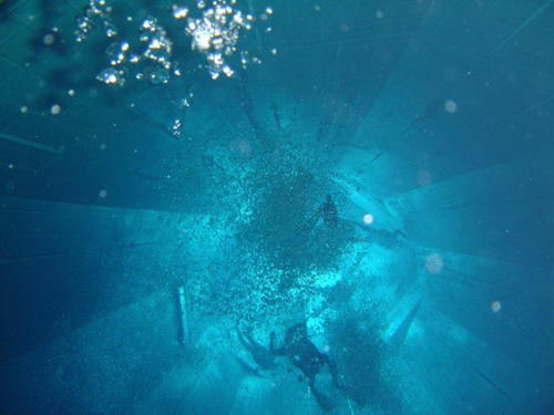 看看世界上最深的游泳池