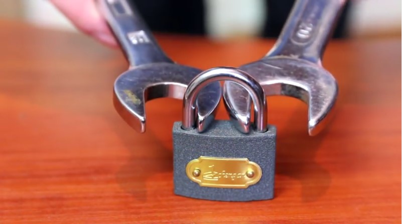 用扳手打开挂锁