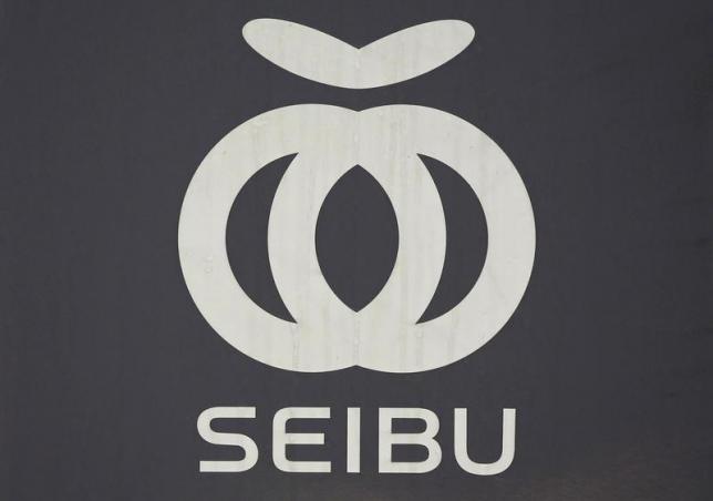 2013年6月25日，在东京一个车站的火车车厢上，西武铁路公司(西武控股的铁路服务部门)的标志被看到。路透/第一加藤
