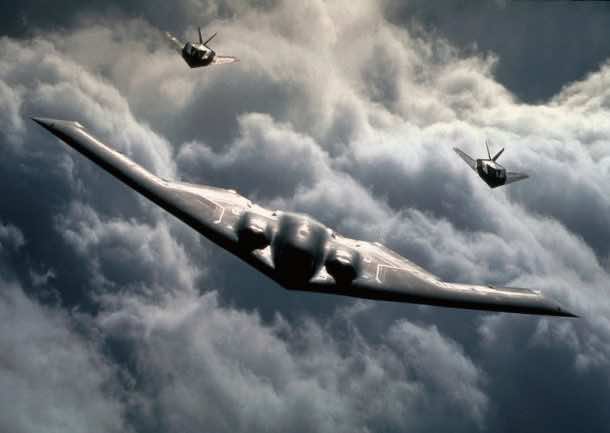 2003年8月7日——美国空军一架B-2“精灵”和两架B-117A“夜鹰”编队飞行。B-2“精神”是一种多用途轰炸机，能够投送常规弹药和核弹。这是一种技术上的巨大飞跃，是美国轰炸机现代化计划的一个爱游戏ayx体育重要里程碑。B-2可以在短时间内通过以前坚不可摧的防御，在全球任何地方提供强大的火力。F-117A夜鹰是世界上第一架利用低可见隐身技术的作战飞机。爱游戏ayx体育这种精确打击飞机可以穿透高威胁空域，使用激光制导武器打击关键目标。美国空军照片。(发布)