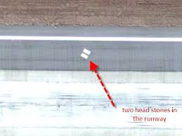 嵌入在跑道_Image 5中的坟墓标记5