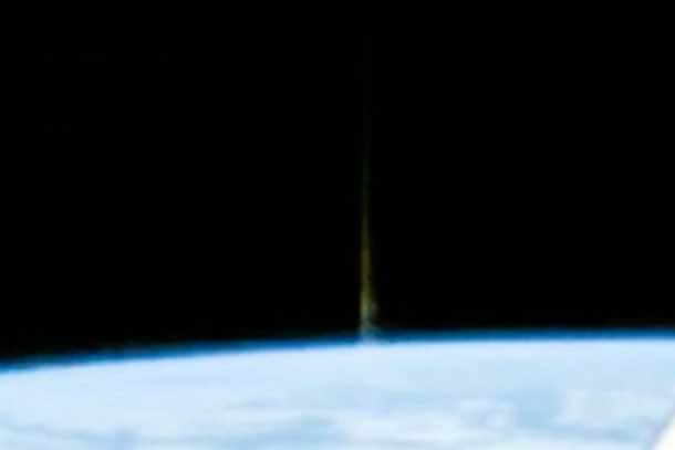 国际空间站实时拍摄到的从地球上冒出的飙升光束。图片3