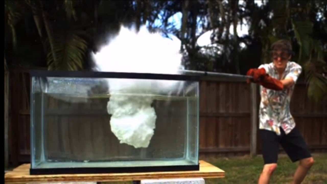 这个Youtuber通过将熔融盐倒入Water_image 1来爆炸他的鱼缸1