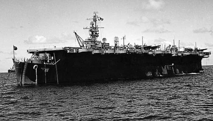 文件 - 在这张1946年7月的文件照片中，是比基尼环礁附近的USS独立性。几十年前，科学家已经重新发现了一艘完整的第二次世界大战航空母舰，美国海军在北加州海岸上脱颖而出。美国独立并记录了视频作为国家海洋和大气任务的一部分，该任务是在旧金山金门大桥外的水域找到和绘制估计有300次历史沉船。由远程控制的微型潜艇捕获的图像显示，独立性位于海岸以西约30英里处，靠近法拉隆群岛。（AP照片/Clarence Hamm，文件）