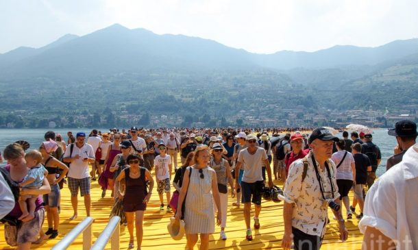 62万人行走在湖面上