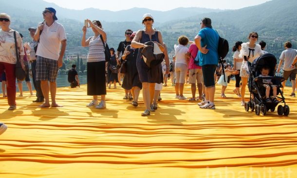 62万人行走在湖面上