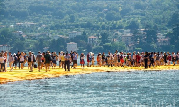 62万人行走在湖面上