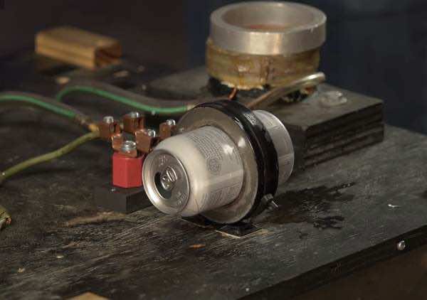 强大的电磁体爆炸苏打水罐3中的苏打罐3