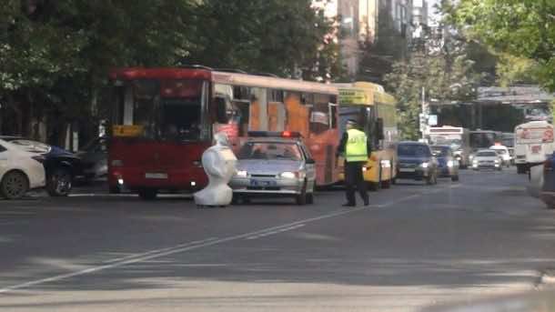 叛变的俄罗斯机器人从实验室逃跑，扰乱了交通