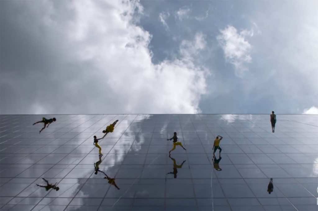 这段人们在建筑物上跳舞的反重力视频可能会让你眩晕