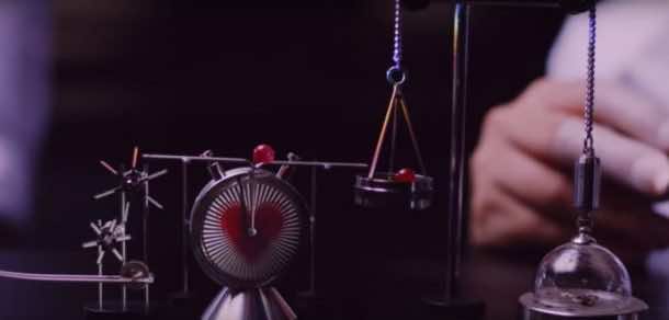 这个疯狂复杂的精工机器做得很少，美丽的7