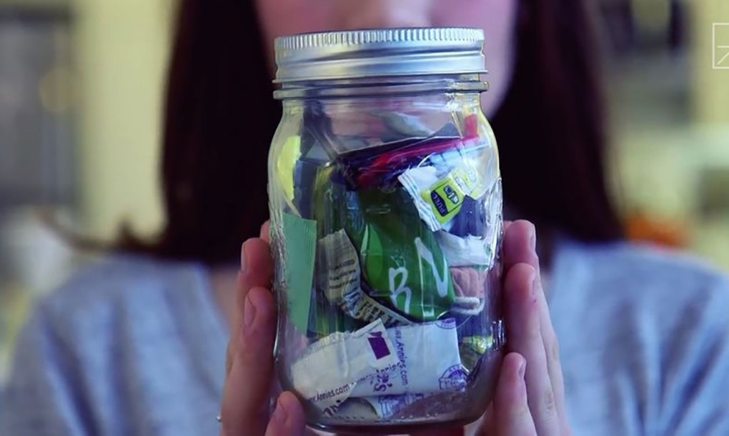 零浪费的女人可以在一个小梅森jar_image中适合两年的垃圾0