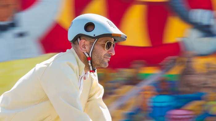 对汽车头盔警告