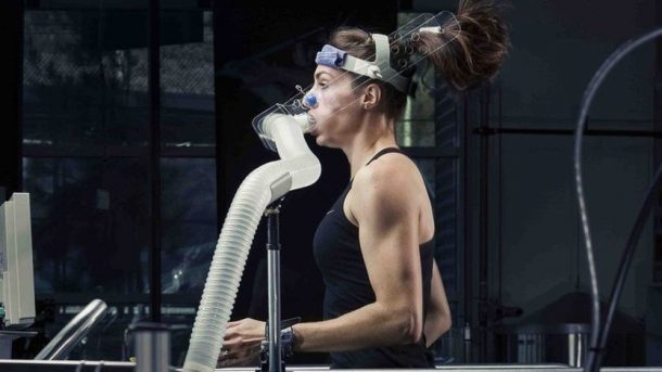 一个运动员的所有方面的健康监测和分析,以减少伤害和疾病。学分:澳大利亚体育学院