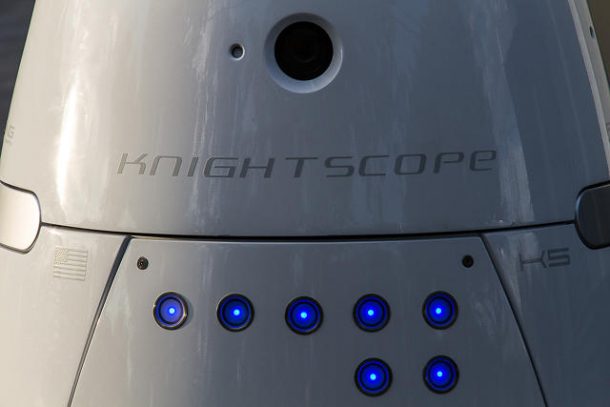 硅谷购物中心的机器人保安人员袭击了一个蹒跚学步的人，然后否认了Autrogether_image 3