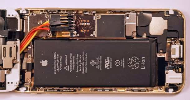 爱德华·斯诺登展示了一款防止无线监听的iPhone保护套设计