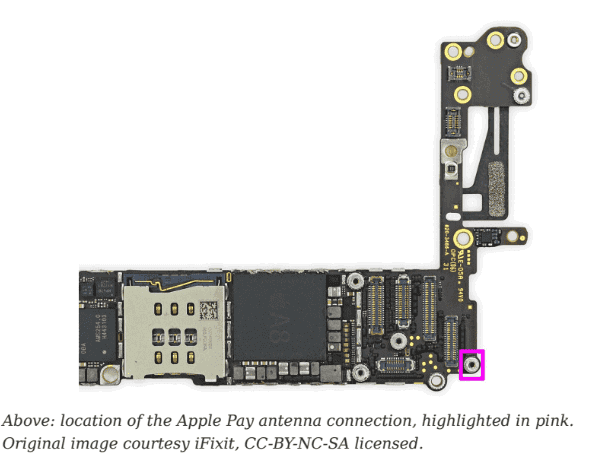 爱德华·斯诺登展示了一款防止无线监听的iPhone保护套设计