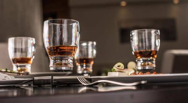 这个悬浮杯反对重力，并从字面上提高烈酒_image 7