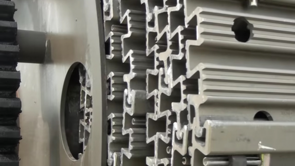 这辆卡车在自己的道路周围拖着，在6分钟内铺设50米轨道1