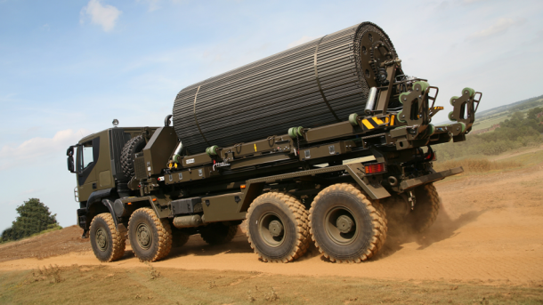 这辆卡车在自己的道路周围拖着，在6分钟内铺设50米轨道2