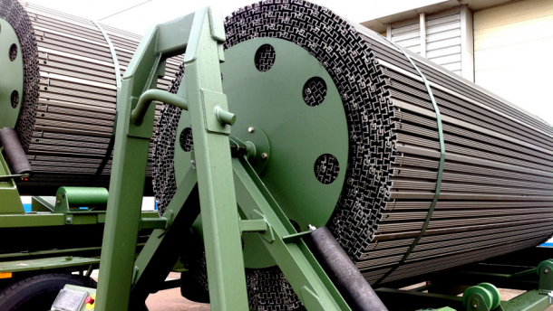 这辆卡车在自己的道路周围拖着，在6分钟内铺设50米轨道轨道3