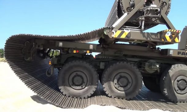 这辆卡车在自己的道路周围拖着，在6分钟内铺设50米轨道轨道4