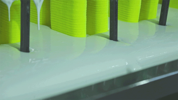 这个视频展示了令人着迷的网球生产过程