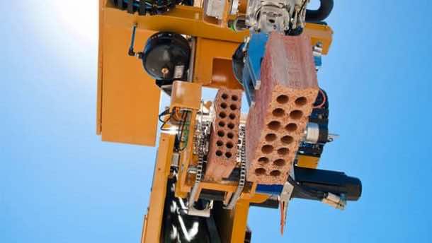 观看这位单臂机器人土木工程师建造房屋的房子比人_Image 1快。